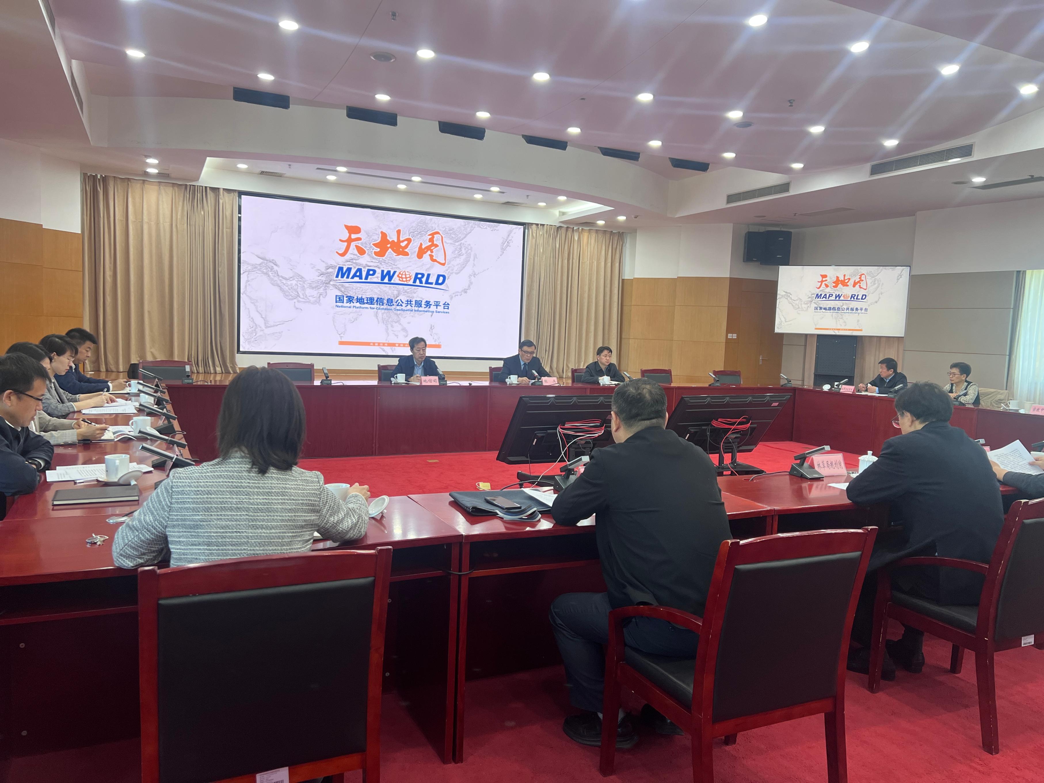 新版國家地理信息公共服務平臺“天地圖”上線現(xiàn)場。人民網 歐陽易佳攝