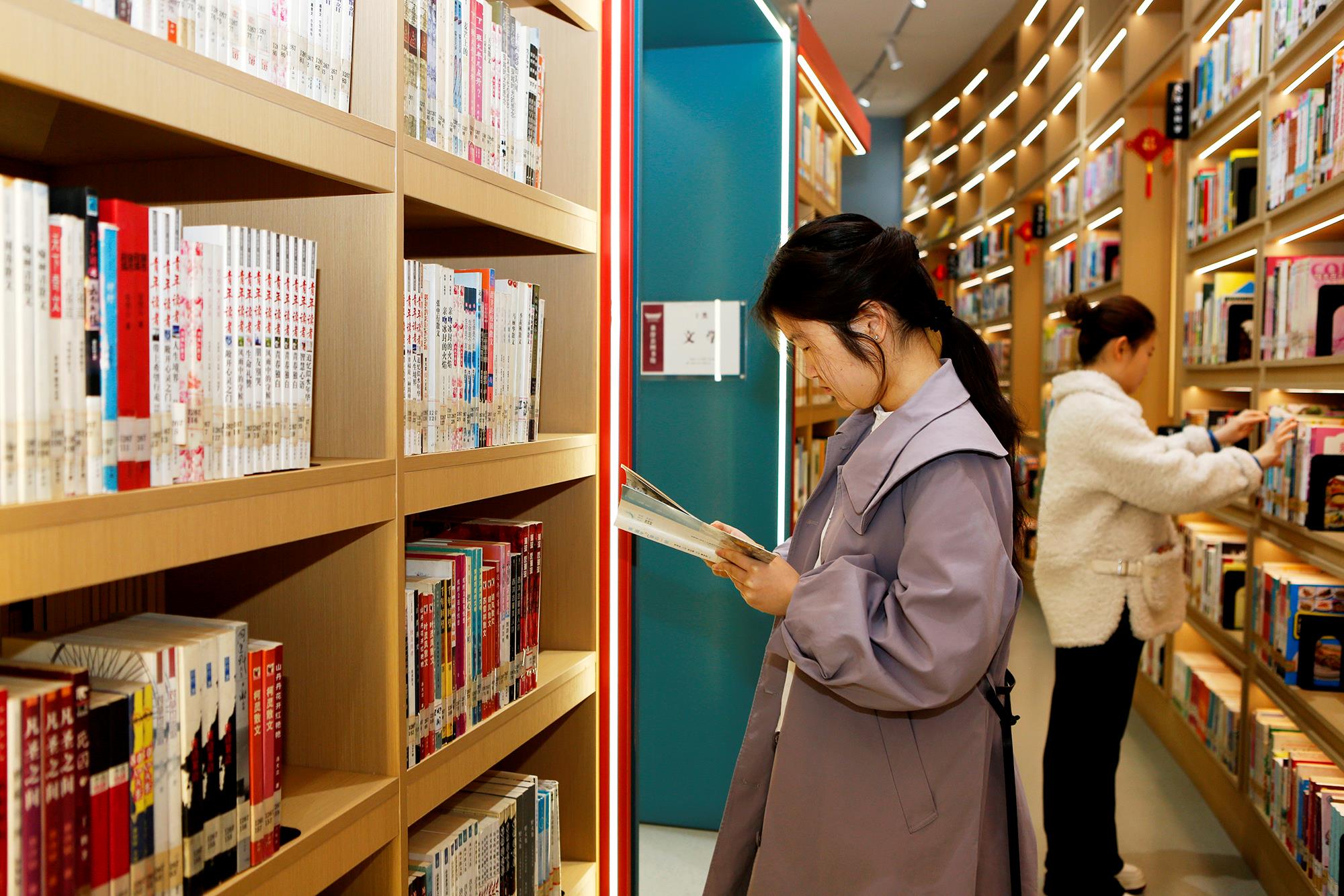 △2025年3月29日，讀者在山西臨汾市襄汾縣圖書(shū)館閱讀。
