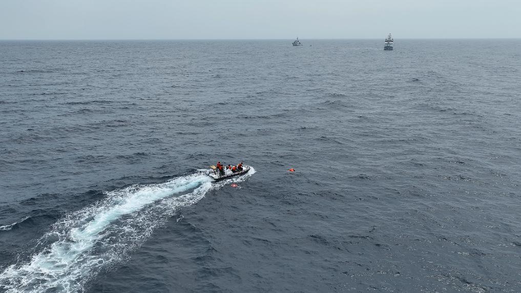 4月23日，中越海警開展海上聯(lián)合搜救演練，模擬營(yíng)救落水人員。（中國(guó)海警供圖）