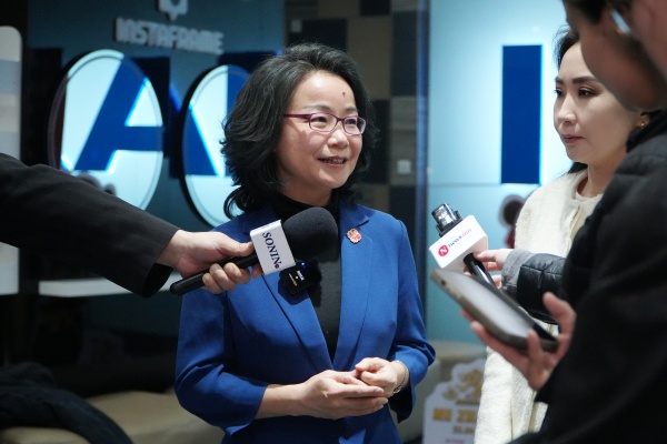 沈敏娟大使接受中蒙主流媒體采訪。中國駐蒙古國使館供圖