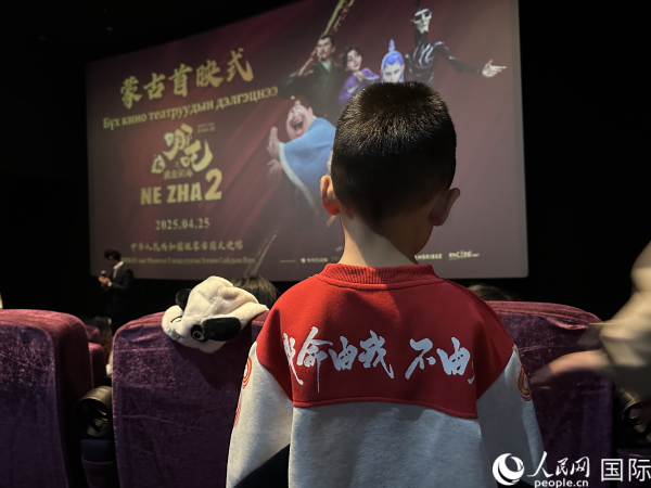 圖為首映式現(xiàn)場(chǎng)，一位小朋友身穿帶有《哪吒2》電影元素的衣服。人民網(wǎng)記者 張朋輝攝