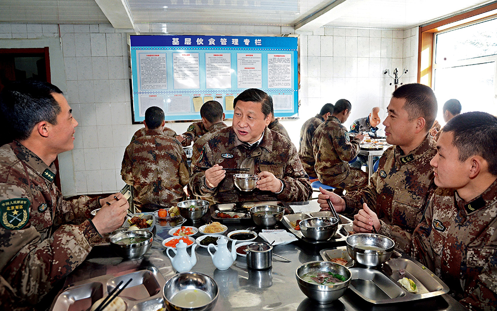 2014年1月26日，習近平主席專程來到內(nèi)蒙古軍區(qū)邊防某部，親切看望慰問戍邊官兵。這是在連隊食堂，習近平主席同戰(zhàn)士們一起用餐。