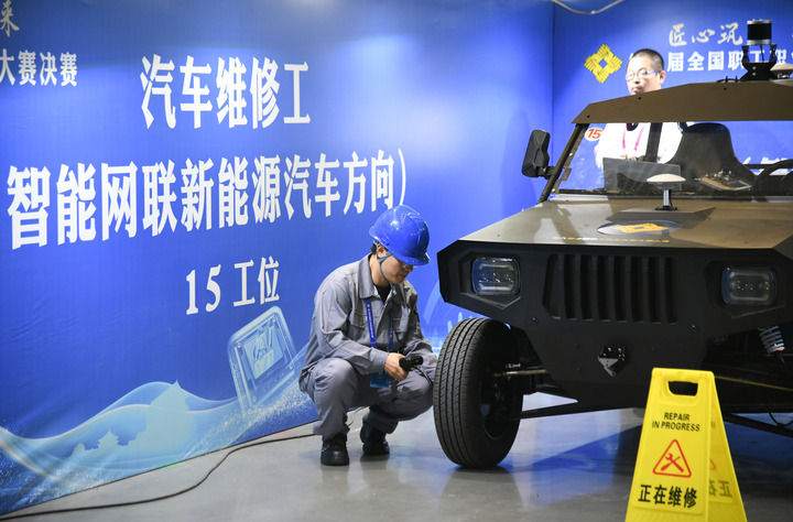 2024年9月11日，由全國(guó)總工會(huì)、人力資源和社會(huì)保障部等單位主辦的第八屆全國(guó)職工職業(yè)技能大賽決賽在陜西開(kāi)幕。這是選手在位于西安國(guó)際會(huì)展中心的比賽場(chǎng)地參加汽車維修工（智能網(wǎng)聯(lián)新能源汽車方向）工種比賽。新華社記者 張博文 攝