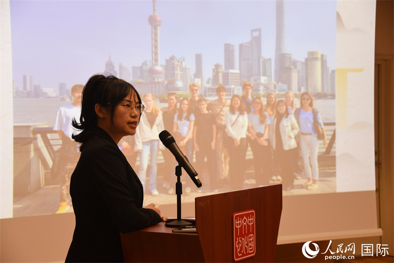 斯德哥爾摩考試中心經(jīng)理陳曦介紹“漢語水平考試”情況。人民網(wǎng)記者 殷淼攝