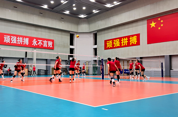 4月28日，中國女排在主教練趙勇的帶領(lǐng)下進(jìn)行訓(xùn)練。人民網(wǎng)記者 胡雪蓉攝