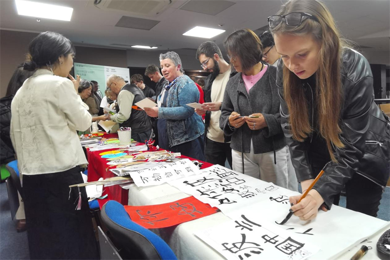 現(xiàn)場來賓體驗中國傳統(tǒng)文化。中國駐波蘭大使館供圖。