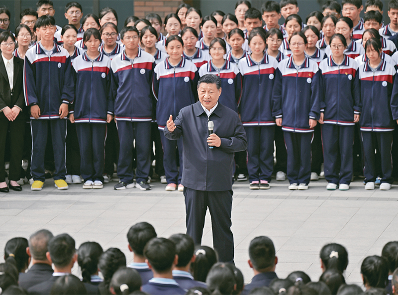 2024年6月18日至19日，中共中央總書記、國家主席、中央軍委主席習(xí)近平在青?？疾?。這是18日下午，習(xí)近平在果洛西寧民族中學(xué)考察時，同師生們親切交流。 新華社記者 岳月偉/攝