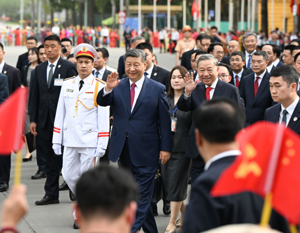 4月14日，中共中央總書記、國(guó)家主席習(xí)近平抵達(dá)河內(nèi)對(duì)越南進(jìn)行國(guó)事訪問(wèn)。當(dāng)日下午，越共中央總書記蘇林為習(xí)近平舉行隆重歡迎儀式。這是歡迎儀式后，習(xí)近平和蘇林一同步行前往越共中央駐地舉行會(huì)談時(shí)，向歡迎人群揮手致意。新華社記者 張領(lǐng) 攝