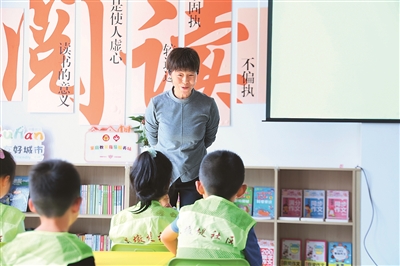 田桂月帶領(lǐng)孩子共讀繪本《點》。李澤罡攝