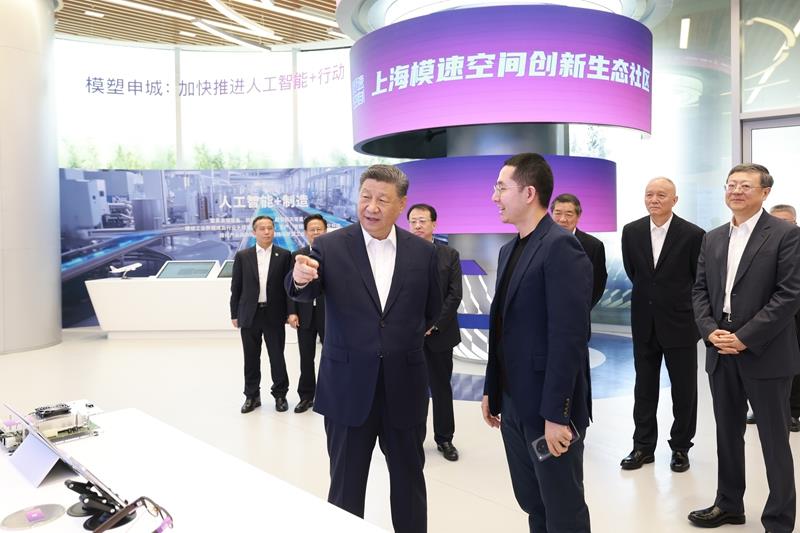 △2025年4月29日，習(xí)近平總書記在上?！澳Ｋ倏臻g”大模型創(chuàng)新生態(tài)社區(qū)，察看大模型產(chǎn)品展示。