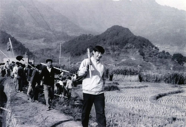 這是1989年，時任福建省寧德地委書記的習(xí)近平帶領(lǐng)地直機關(guān)千余名干部到寧德縣南漈水利工地參加清溝排障修整水渠勞動。新華社發(fā)