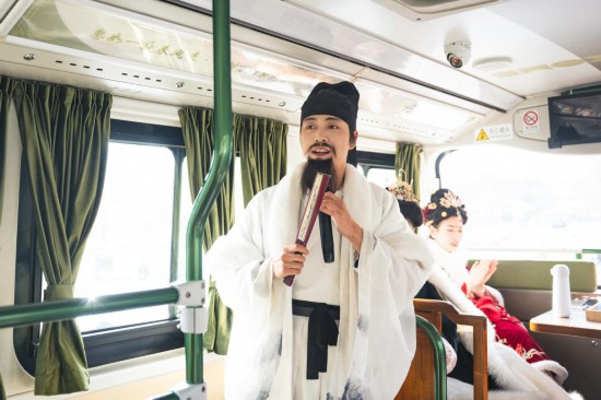 身著古裝的“伴游”在“長(zhǎng)安尋夢(mèng)”主題觀光車上為游客講解。（受訪者供圖）