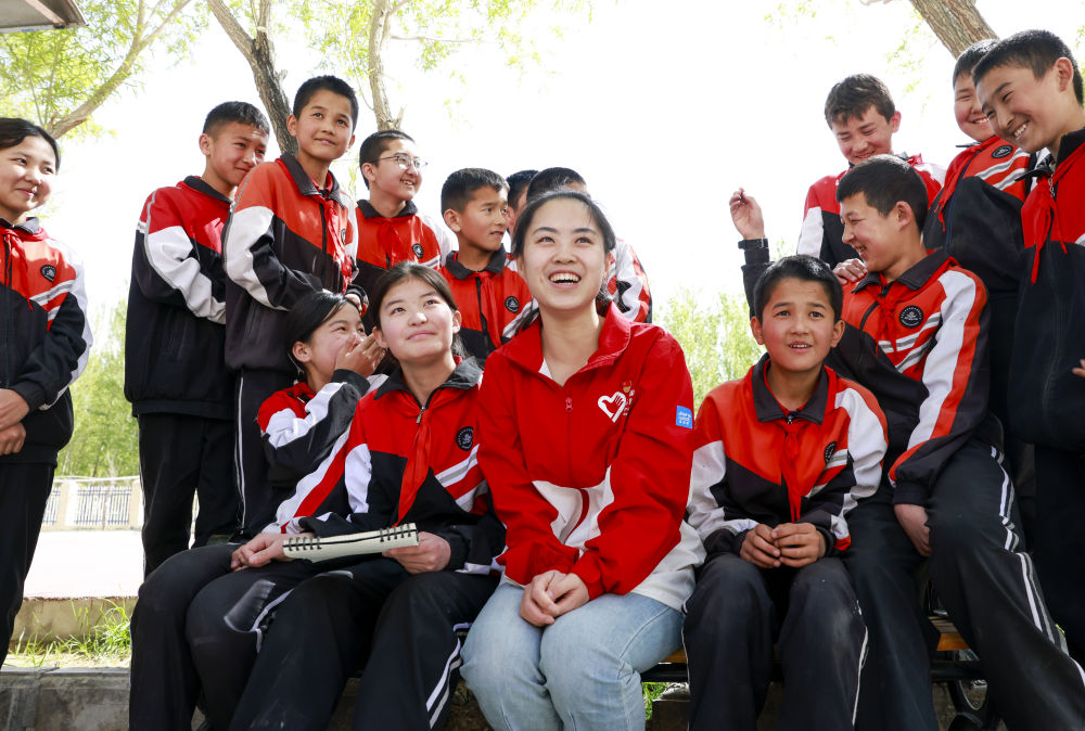 4月23日，在新疆克州阿圖什市哈拉峻鄉(xiāng)謝依特小學(xué)，支教教師高淑賢和學(xué)生們在一起。