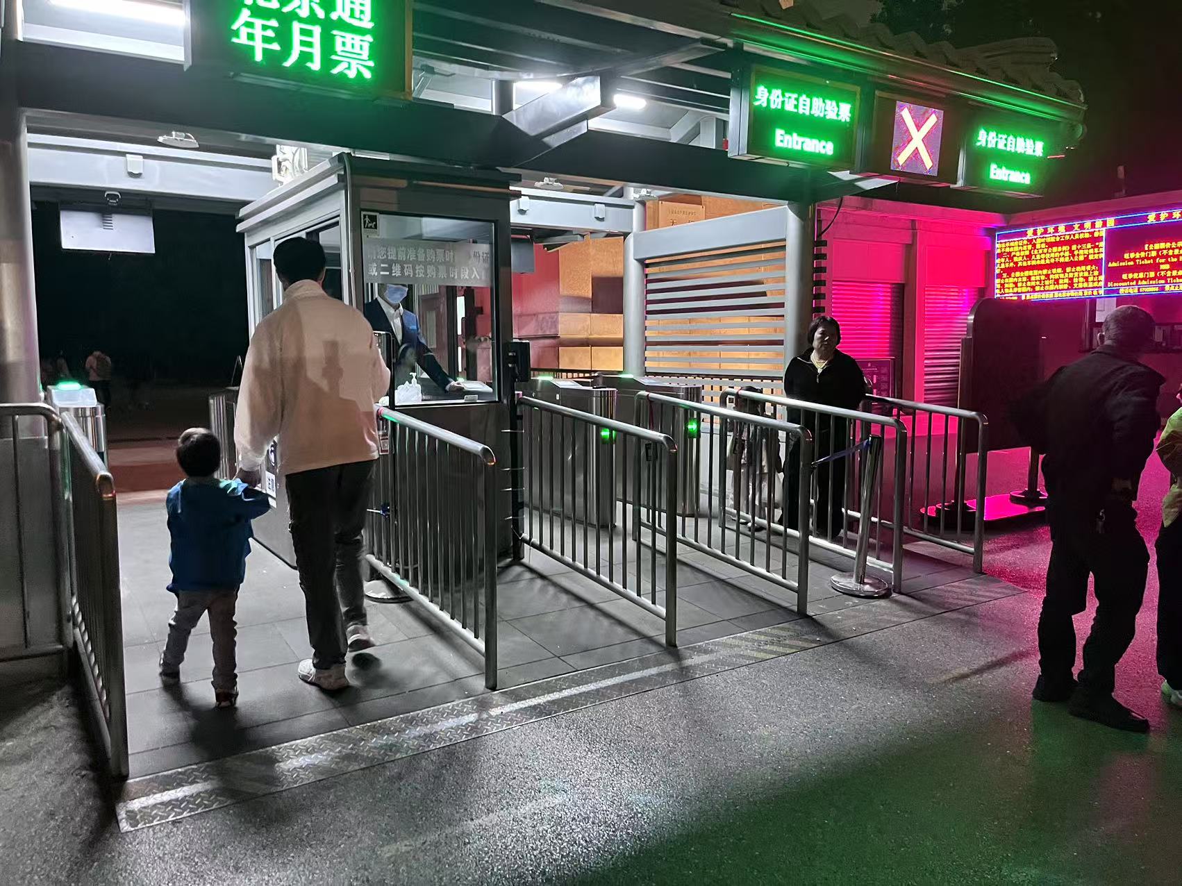 北京天壇公園延長開放時間，游客進(jìn)入游覽。人民網(wǎng)記者 李楠樺攝