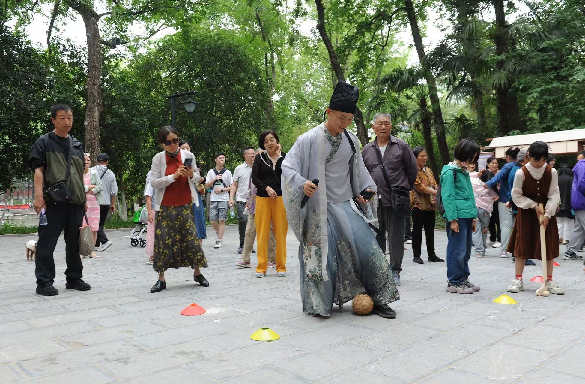 2025年5月3日，安徽省合肥市包公園景區(qū)，游客正在參與“蹴鞠”體育活動。（圖片來源：視覺中國）