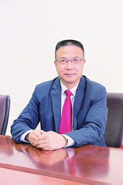 徐飛 教授、博士生導(dǎo)師。歷任上海交通大學(xué)副校長、西南交通大學(xué)校長、上海財經(jīng)大學(xué)常務(wù)副校長，現(xiàn)任福耀科技大學(xué)常務(wù)副校長。國務(wù)院政府特殊津貼專家。先后兼任中國鐵道學(xué)會副理事長，中國管理學(xué)會組織與戰(zhàn)略專業(yè)委員會副主任，教育部高等學(xué)校創(chuàng)新創(chuàng)業(yè)教育指導(dǎo)委員會副主任，中國高等教育學(xué)會創(chuàng)新創(chuàng)業(yè)教育分會理事長，中國高質(zhì)量MBA教育認證（CAMEA）工作委員會副主任，中國職業(yè)技術(shù)教育學(xué)會副會長等。主要研究領(lǐng)域為戰(zhàn)略管理、競爭戰(zhàn)略與博弈論、創(chuàng)新創(chuàng)業(yè)、跨文化戰(zhàn)略領(lǐng)導(dǎo)力等。出版著作20余部。