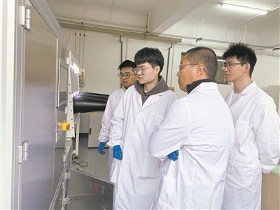 圖為安工大材料科學(xué)與工程學(xué)院碩士研究生余威（右一）在實驗室開展研究。安工大供圖
