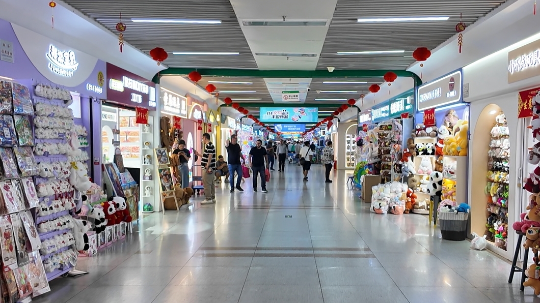 4月30日，義烏國(guó)際商貿(mào)城一區(qū)現(xiàn)場(chǎng)。人民網(wǎng)記者 王仁宏攝