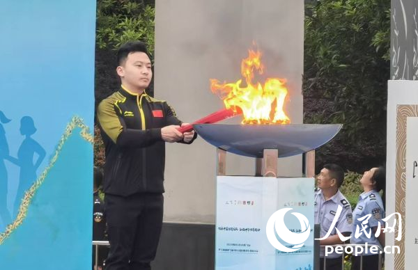 在活動開幕式上，馮喆點燃火炬。人民網(wǎng)記者 楊磊攝