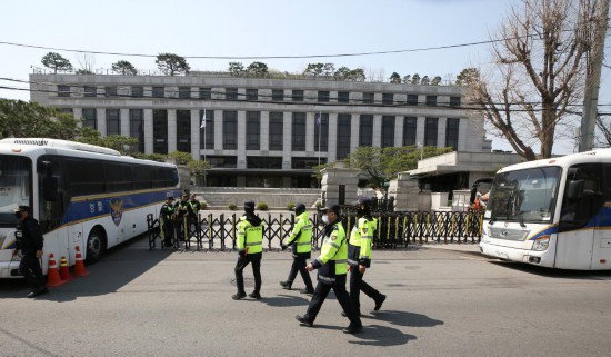 4月3日，在韓國首爾，警察在韓國憲法法院前執(zhí)勤。新華社記者姚琪琳攝