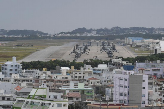 這是2023年11月25日在日本沖繩美軍普天間基地駐留的“魚鷹”運(yùn)輸機(jī)（資料照片）。新華社記者馮武勇攝