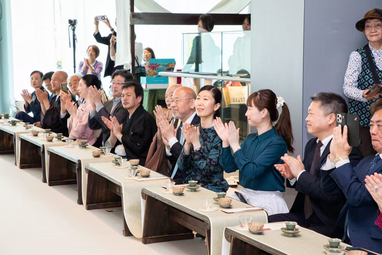 中日兩國(guó)文旅界、各茶道流派嘉賓出席開(kāi)幕式。中國(guó)駐大阪旅游辦事處供圖