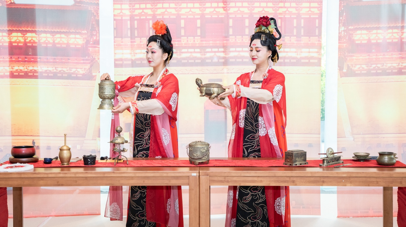 法門(mén)寺地宮出土文物一比一復(fù)刻的宮廷茶器。中國(guó)駐大阪旅游辦事處供圖
