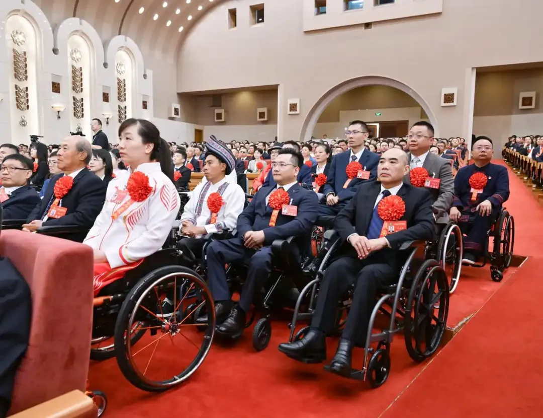 2025年5月16日，第七次全國自強模范暨助殘先進表彰大會在北京召開。大會表彰了200名“全國自強模范”、200個“全國殘疾人工作先進集體”和60名“全國殘疾人工作先進個人”。
