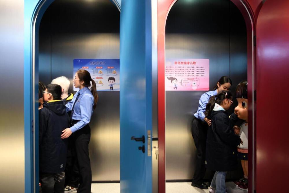 2025年4月2日，殘障兒童在無障礙青少年法治教育基地體驗。