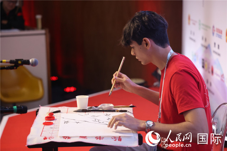 2025年“漢語橋”巴西賽區(qū)決賽的“才藝展示”環(huán)節(jié)，一名參賽者正在繪畫。人民網(wǎng)記者 時(shí)元皓攝