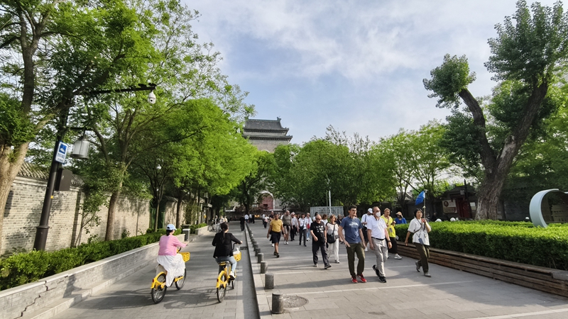 外國游客游覽北京鼓樓。人民網(wǎng)記者 李楠樺攝