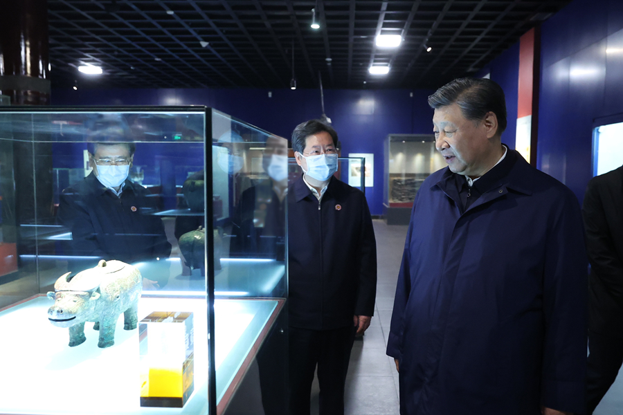 2022年10月28日，習(xí)近平總書記在安陽(yáng)市殷墟博物館考察。新華社記者 鞠鵬 攝