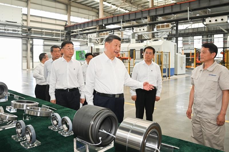 2025年5月19日，習近平總書記在河南洛陽軸承集團股份有限公司智能工廠考察。