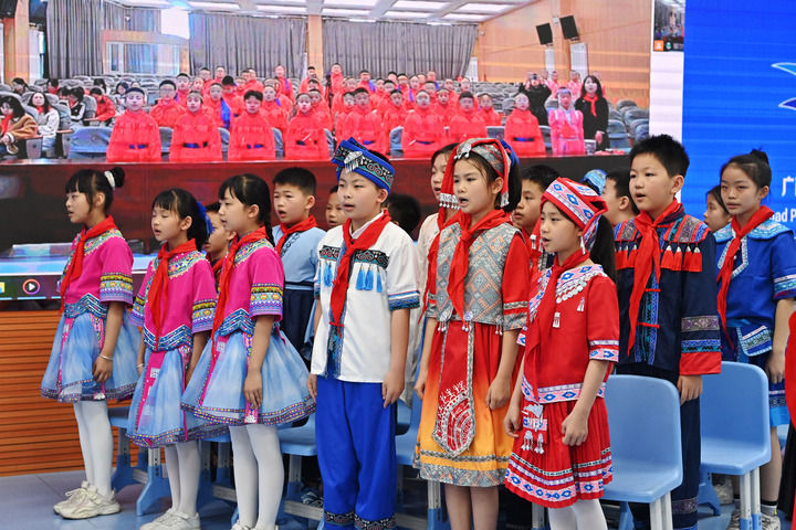 2025年3月28日，在“壯蒙一家親 共筑中國夢”手拉手主題云隊會上，廣西南寧市濱湖路小學(xué)四（1）中隊隊員通過網(wǎng)絡(luò)和內(nèi)蒙古鄂爾多斯東勝區(qū)第十二小學(xué)四（9）中隊隊員一起唱《中國少年先鋒隊隊歌》。新華社記者 周華 攝