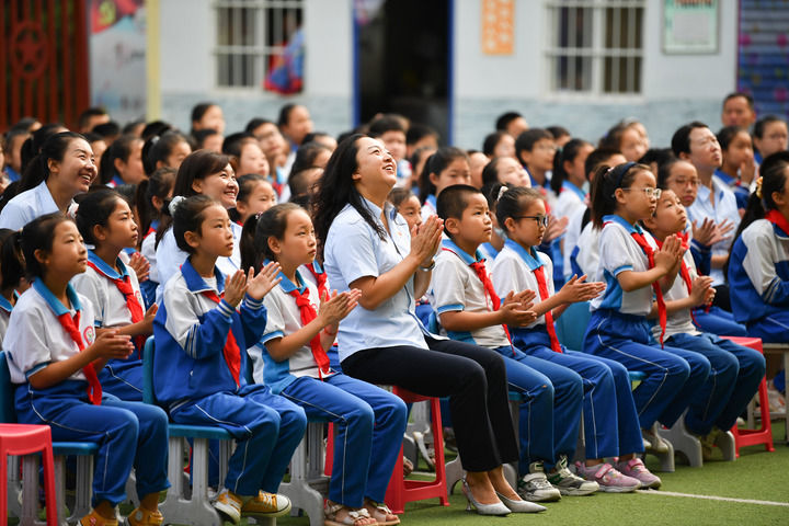 2021年7月1日，在位于陜西省延安市的楊家?guī)X福州希望小學(xué)，師生收看慶祝中國共產(chǎn)黨成立100周年大會。新華社記者 張博文 攝