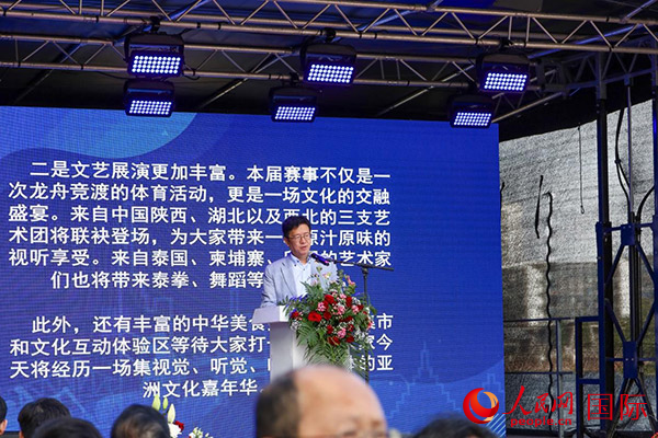 中國駐法蘭克福總領(lǐng)事黃昳揚在致辭中對龍舟賽表示熱烈祝賀。人民網(wǎng) 依琳攝