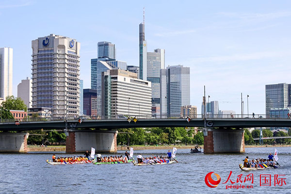 龍舟賽隊伍奮力揮槳、破浪前行。人民網(wǎng) 依琳攝