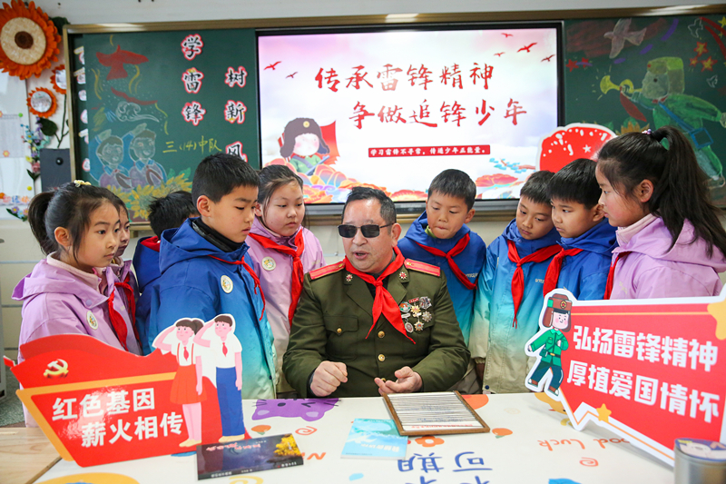2025年3月3日，江蘇南通如皋市安定小學(xué)里，傷殘軍人許波銀在思政小課堂上向?qū)W生講述雷鋒故事。