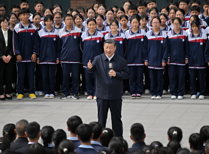 2024年6月18日，習(xí)近平總書記在青海果洛西寧民族中學(xué)考察時(shí)，同師生們親切交流。