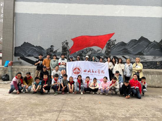 “行動中的課堂：探尋茶馬古道紅色印記”工作坊與當(dāng)?shù)匦W(xué)生共同創(chuàng)作主題壁畫。
