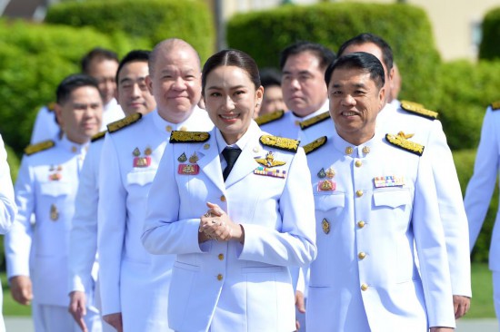 2024年9月7日，泰國總理佩通坦·欽那瓦（前中）及新一屆內(nèi)閣成員在位于首都曼谷的總理府與媒體見面。新華社發(fā)（拉亨攝）