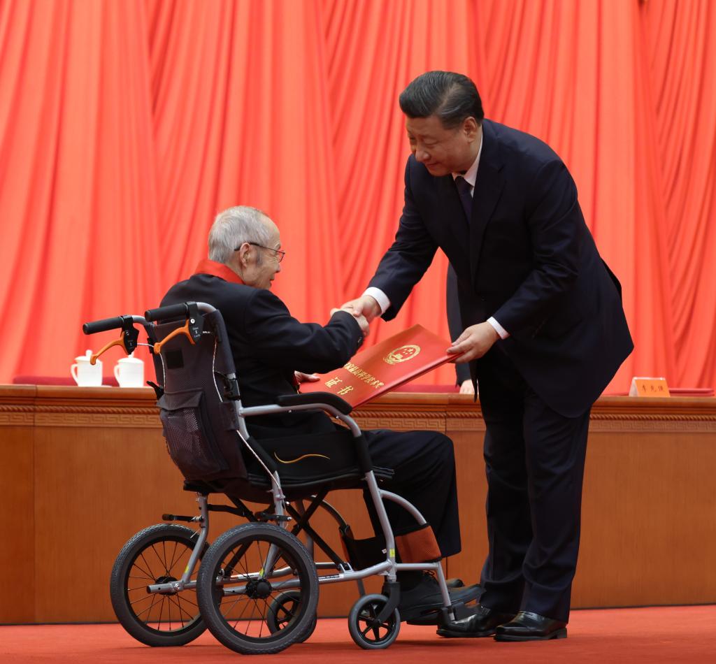 2021年11月3日，2020年度國家科學(xué)技術(shù)獎勵大會在北京人民大會堂隆重舉行。習(xí)近平總書記向獲得2020年度國家最高科學(xué)技術(shù)獎的中國航空工業(yè)集團(tuán)有限公司顧誦芬院士頒獎。新華社記者 龐興雷 攝