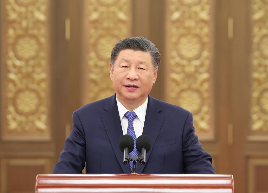 2024年9月23日，習(xí)近平總書記在人民大會堂接見探月工程嫦娥六號任務(wù)參研參試人員代表并參觀月球樣品和探月工程成果展覽。這是習(xí)近平總書記發(fā)表重要講話。新華社記者 鞠鵬 攝