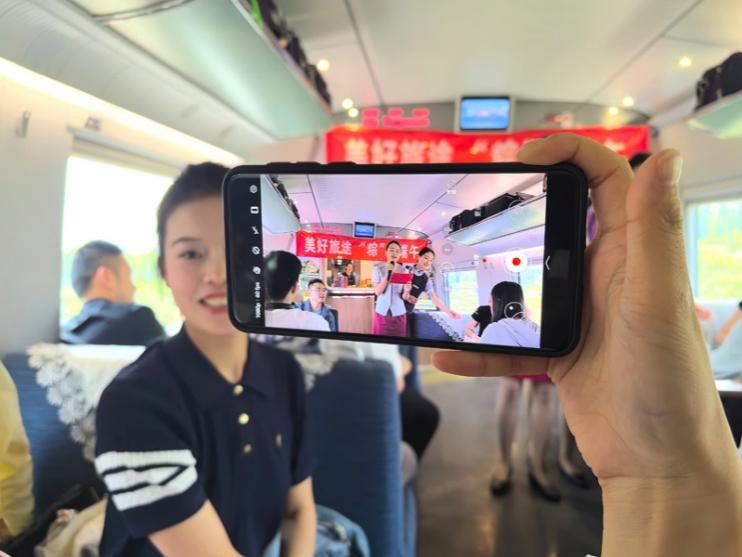 在活動(dòng)中，旅客紛紛舉起手機(jī)拍攝。顏笑攝