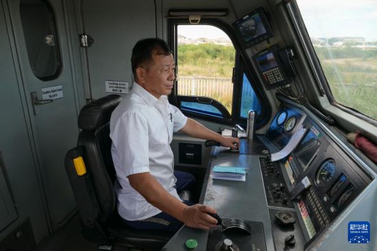 5月31日，在蒙內(nèi)鐵路內(nèi)羅畢站，機(jī)車(chē)駕駛員蔣立平在即將開(kāi)往蒙巴薩的E2次列車(chē)上進(jìn)行準(zhǔn)備工作。新華社記者 楊光 攝