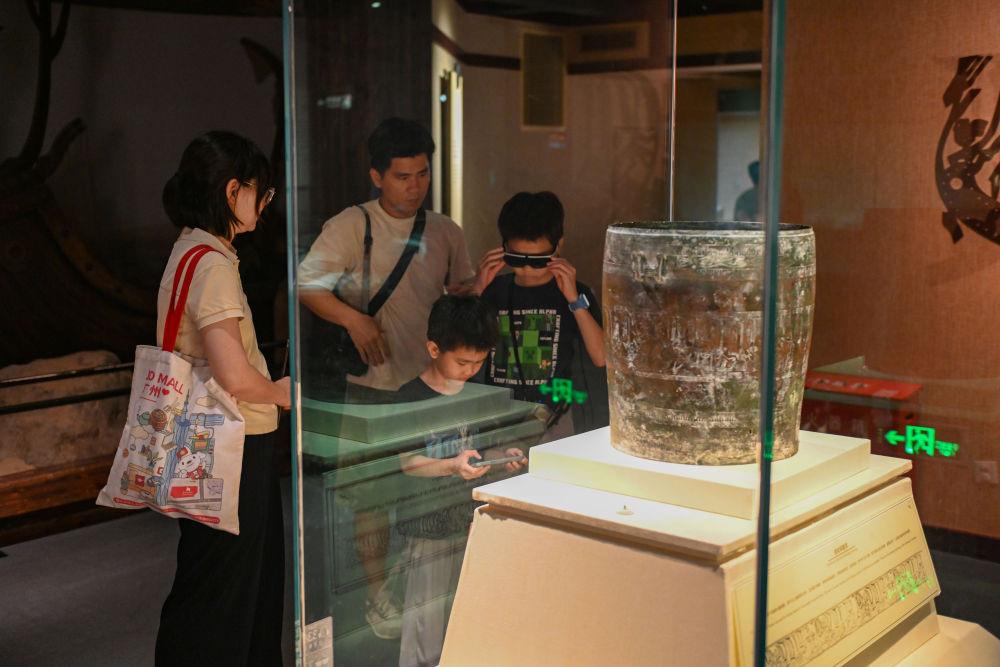 △2025年5月18日，游客在廣東廣州南越王博物院（王墓展區(qū)）體驗(yàn)AR眼鏡智慧導(dǎo)覽服務(wù)。