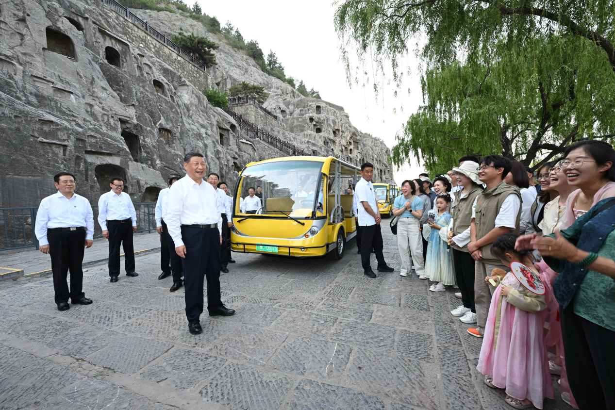 5月19日，習(xí)近平在洛陽(yáng)龍門石窟考察時(shí)，同游客親切交流。