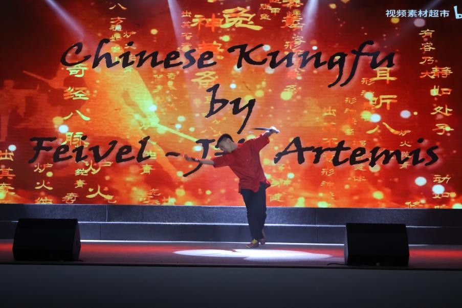 恩星學(xué)校中學(xué)部學(xué)生表演武術(shù)。哈山努丁大學(xué)孔子學(xué)院供圖